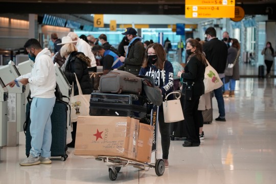 Los viajeros hacen cola en los quioscos de facturación de United American Airlines en la terminal del fin de semana de Navidad del Aeropuerto Internacional de Denver