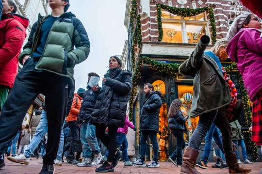 Concurridas calles de Ámsterdam el 18 de diciembre, el día antes del cierre