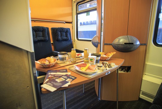El interior de las cabinas del Nightjet, con desayuno vienés incluido en el precio del billete.